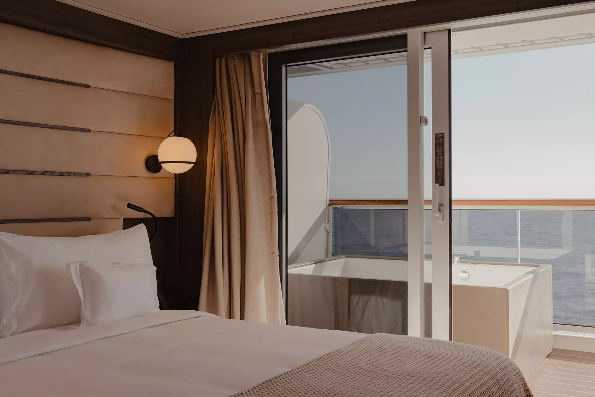 Suíte Cove Residence com hidromassagem privativa no terraço