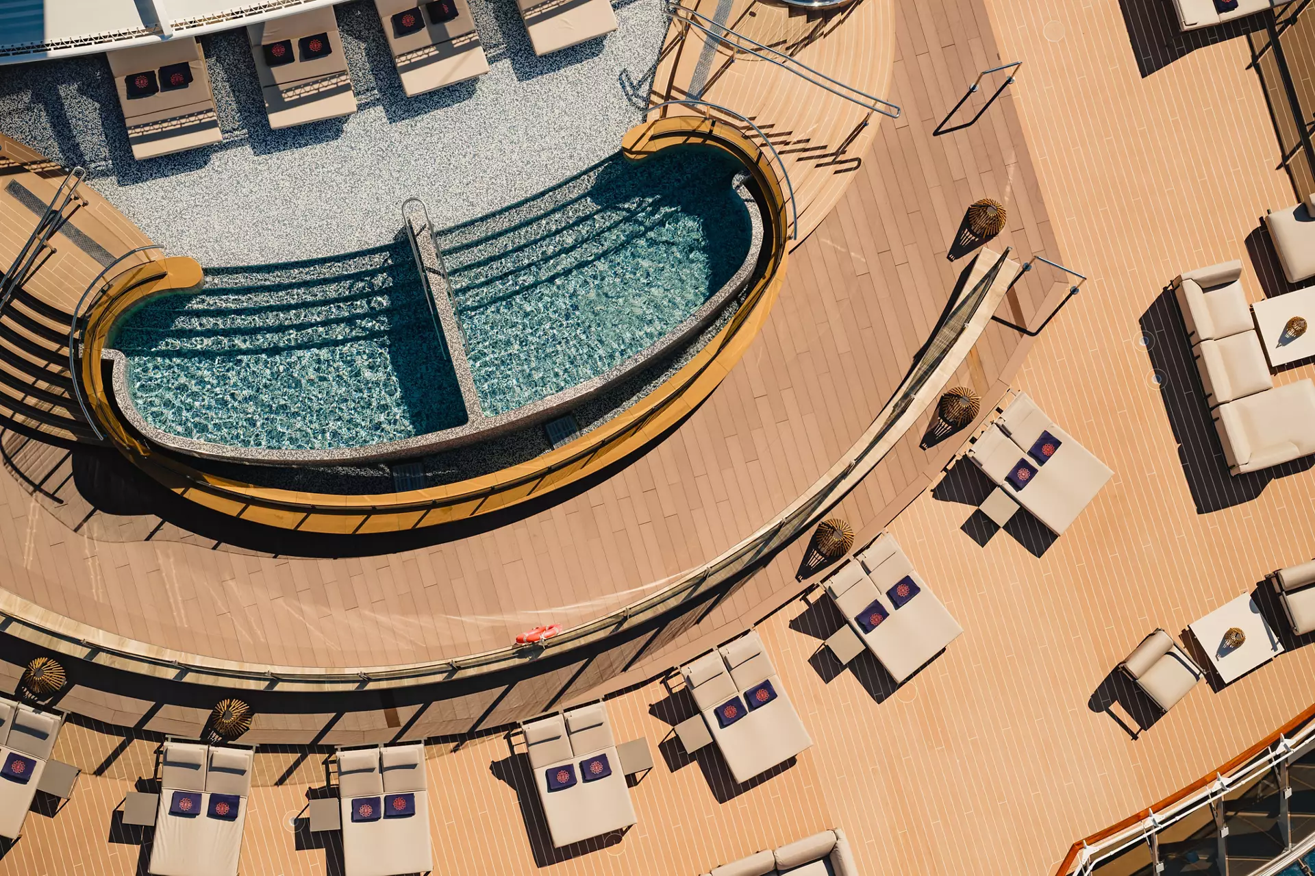Piscina panorâmica Helios no topo do navio Explora I