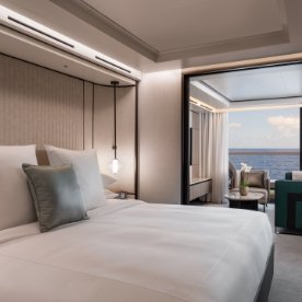 Interior requintado da Grand Suite: marchetaria de precisão e design contemporâneo. Divulgação: The Ritz-Carlton Yacht Collection.